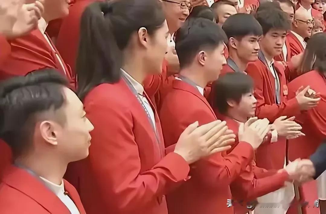 奥运表彰大会！握手时间最长的5位运动员[玫瑰]

1，潘展乐（握手时长8秒）
2