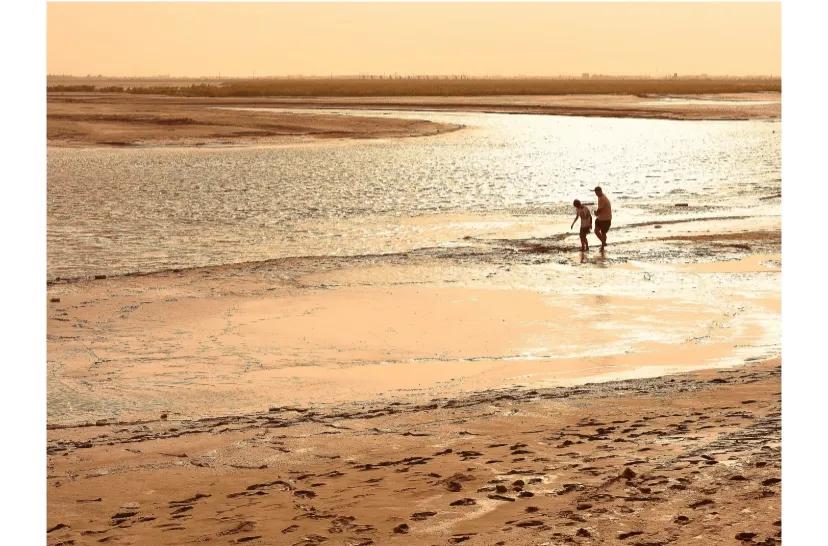 回忆总是悲伤的，因为我是个悲情的人。曾经的美好，我从未忘记。
但，我是个悲情的人