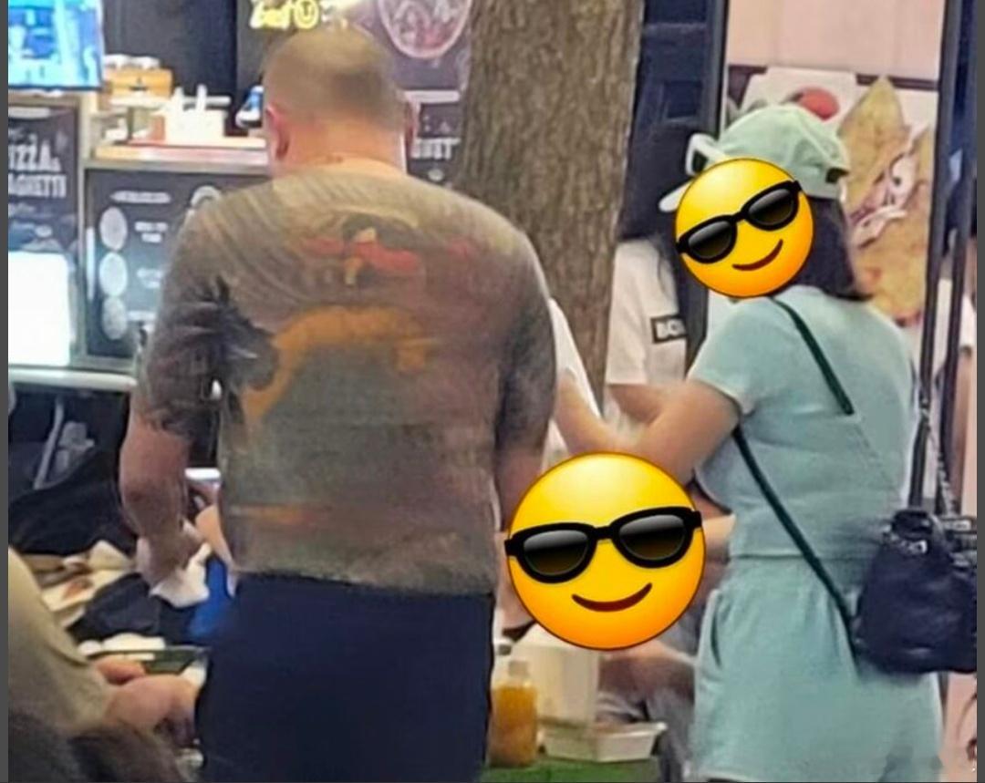 在济州岛夜市，光着上身，一身纹身的大哥带这个女人的照片，在韩国社交媒体上引起争议