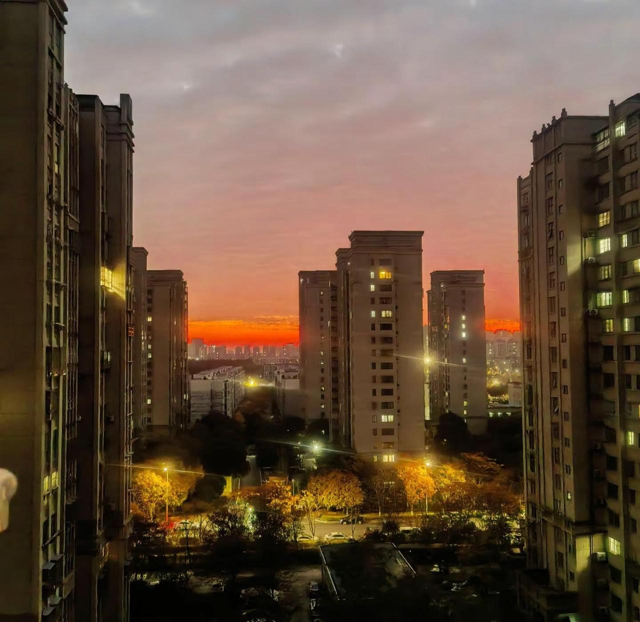 不必纠结过往，不必执念远方，抬头看看风景，心就静了