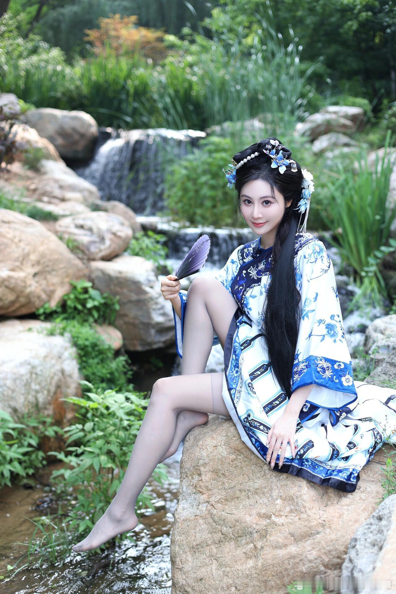 旗袍配丝袜，融入山水间～ ​​​