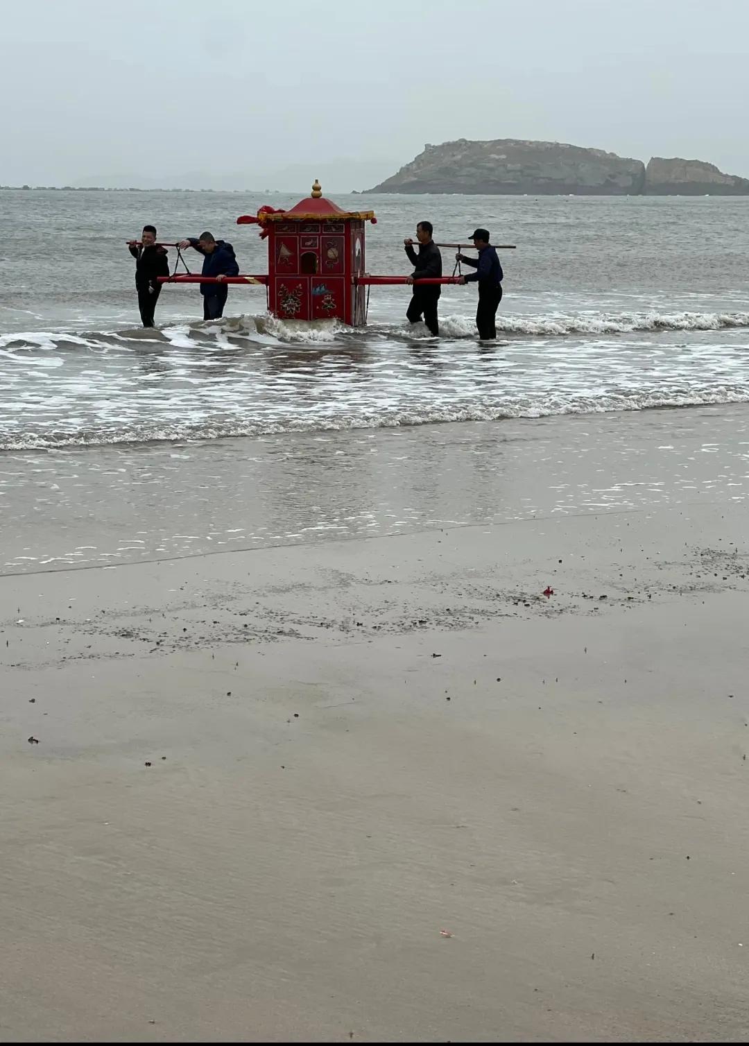 请问这是在做什么？  
今天入住平潭民宿后，在附近小海滩看到这一幕，有当地人能解