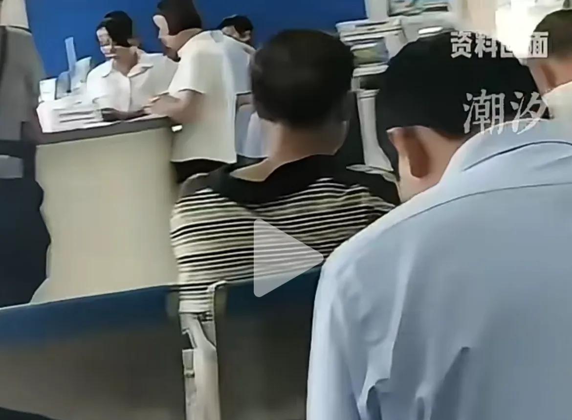 近日，江苏南京。男子建行柜台取10万现金被拒，建行：现金5万以上必须预约，男子：