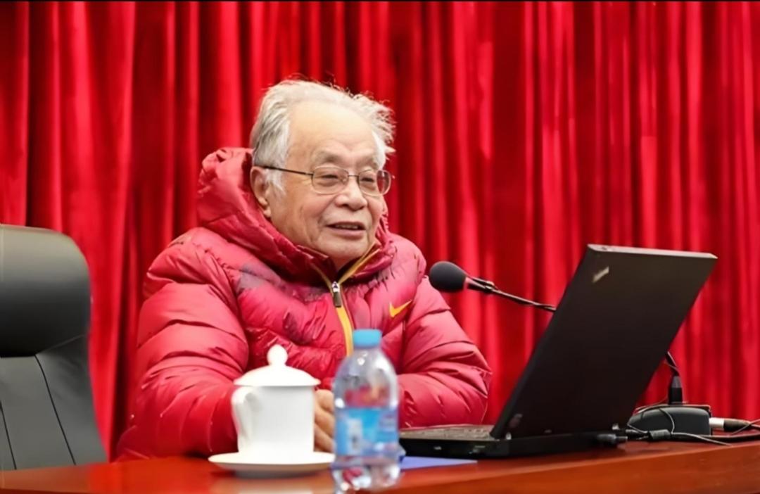 何祚庥老院士怒批王小东。
春节前，王小东先生接连制作了十多个视频，与何祚庥老院士