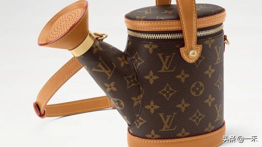 LV新款“喷壶包”卖3.6万？网友吐槽智商税，背后套路太深了
 
家人们，最近这