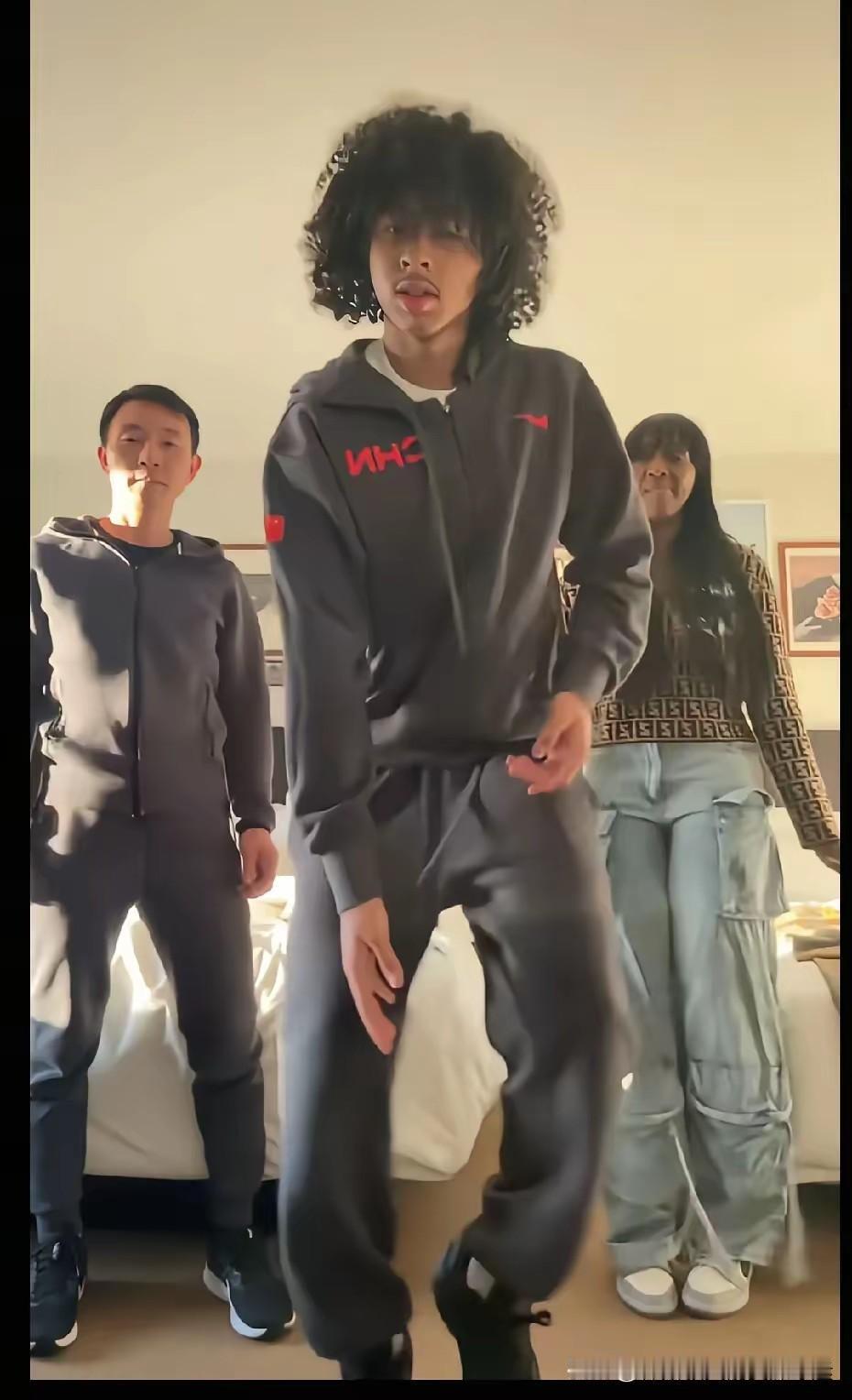 朱正如果父亲在1.9米，未来肯定是中国男篮第一控卫，可惜父亲基因拉后腿啦。