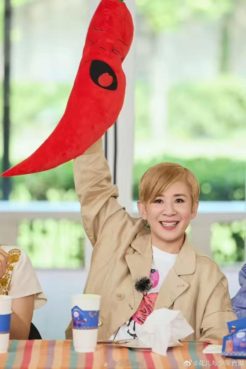 吴君如王星越花少借位接吻镜头花儿与少年 即兴的都比写的甜！接吻巷这段借位戏氛围拉
