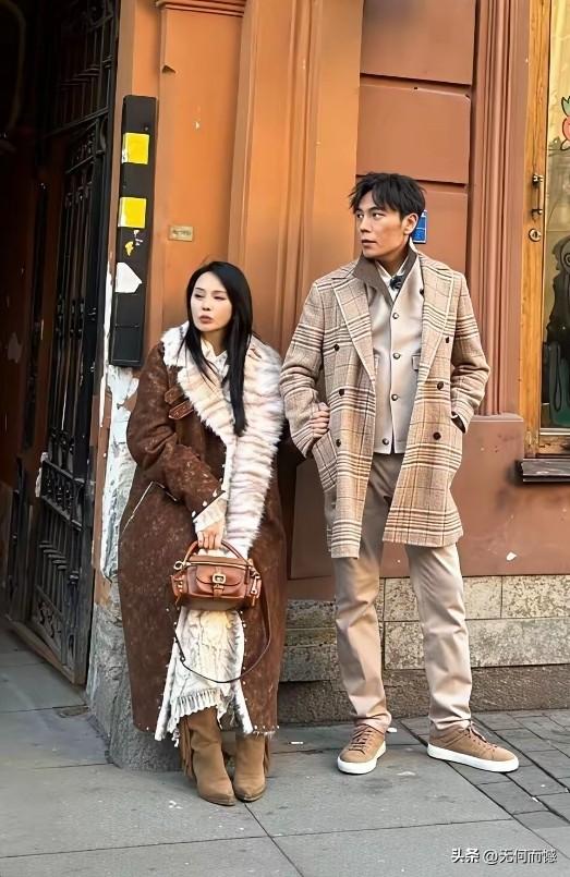 伊能静在俄罗斯旅游，穿着打扮很有特点，尤其她穿的这件大衣，感觉有点俄罗斯的风格，