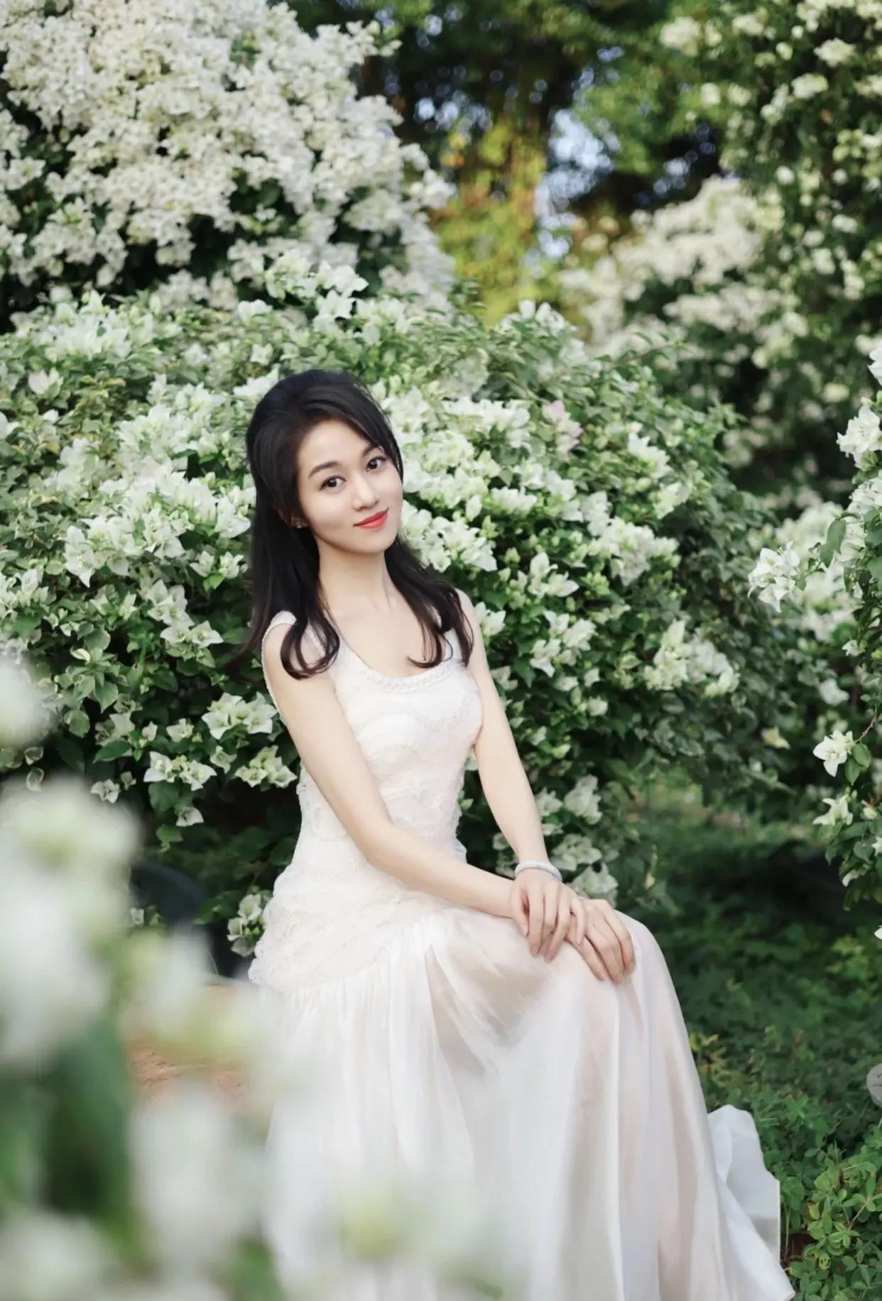 没人知道历史曾在此走过，留下英灵化入树干而滋生。——穆旦