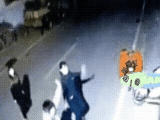 灯还没灭，她们把马路当舞池，三位妇女随着手机外放扭起来时，一辆小车从后方掠过，把