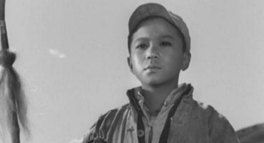 1943年，一少年被鬼子抓去搬弹药。他趁鬼子没盯着，扛着弹药箱悄悄闪进一条弯曲小