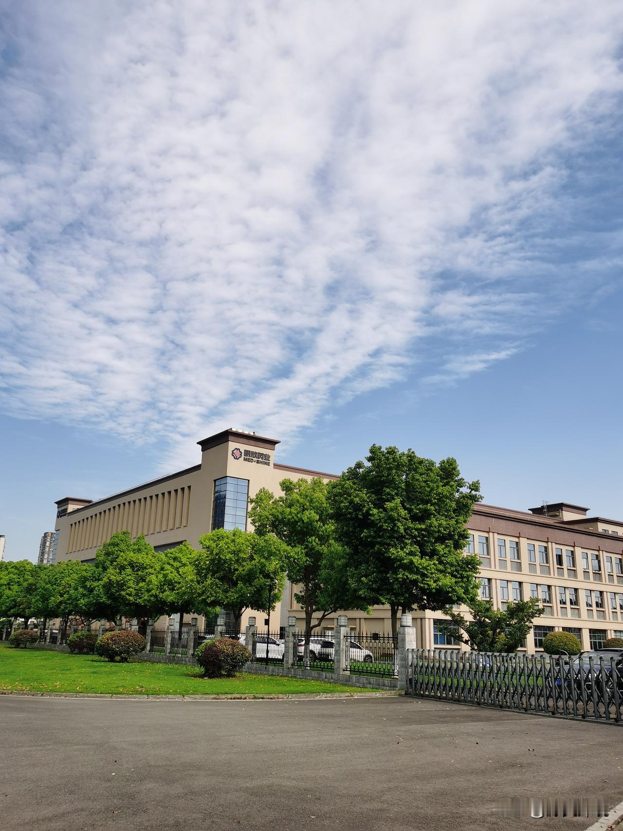 花园式工厂

花园式工厂，那真是工业与自然融合的典范。
工厂风貌 工厂情景 厂区