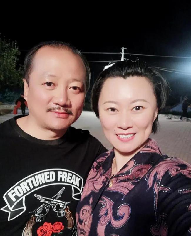 主持人，王为念，问女演员赵海燕，听说有段时间，你和小沈阳住在一个屋檐下。赵海燕说