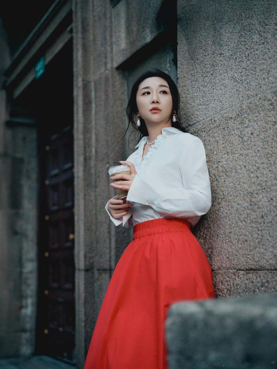 傅首尔妈系变姐系 从“傅妈”到温柔姐姐，傅首尔的转变藏在细节里：黑西装的利落、发