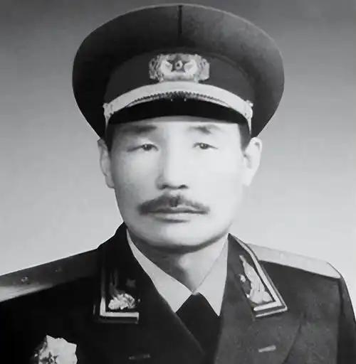 1978年，原华北军区副参谋长孙毅中将外出理发，理完发后感觉还太长，让理发师再给