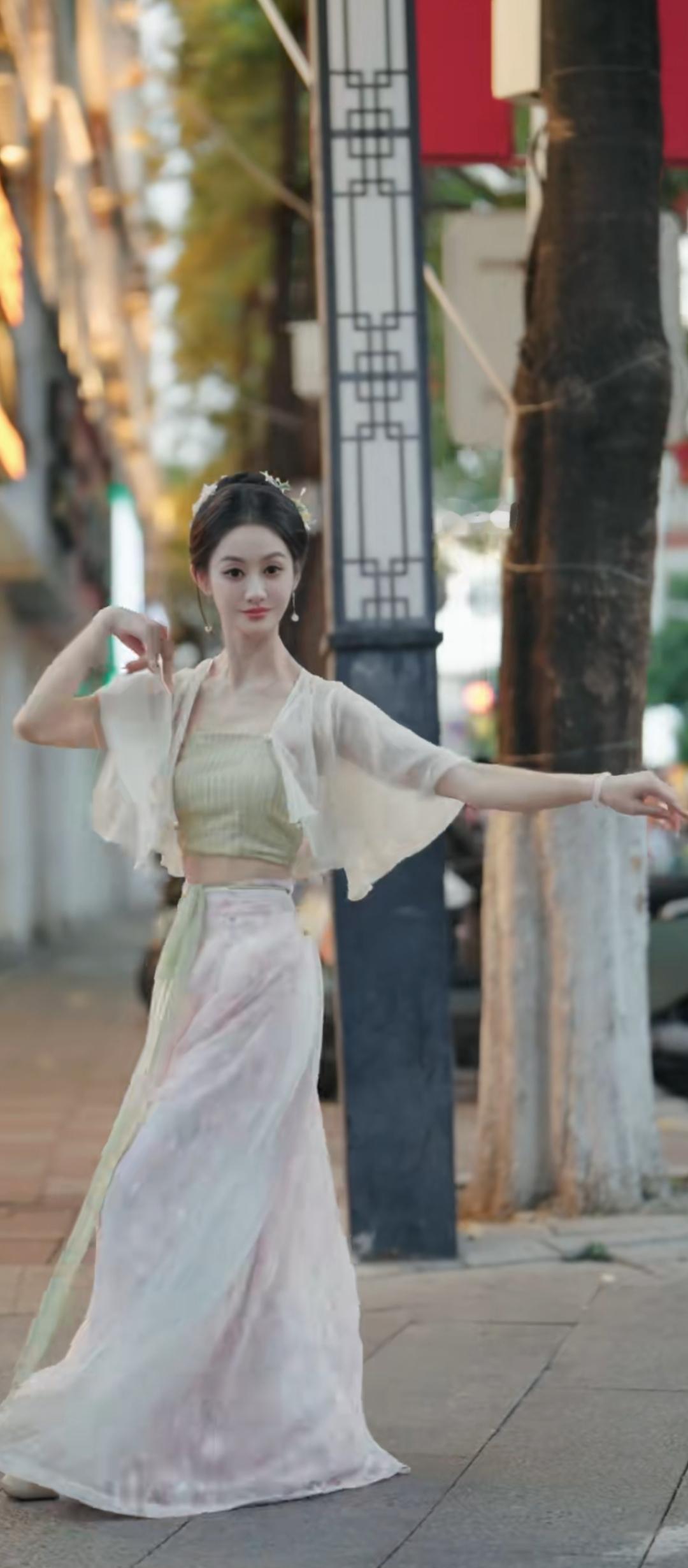 优雅古风，轻盈舞姿，韵味十足！🌸💃