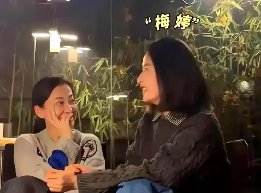 颖儿空着手去梅婷家蹭饭，临走抱走三条没剪吊牌的Prada裙子，一条一万二，总价三