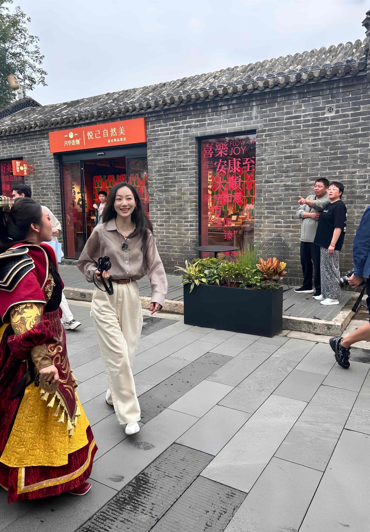6月19日，有位网友在大同东南邑偶遇韩雪，她笑容明媚，颇有大家闺秀之风。

42