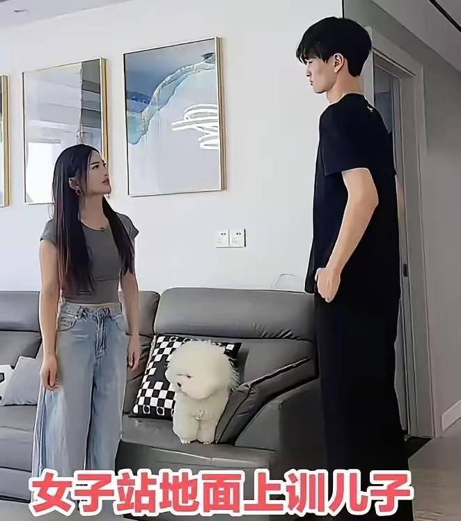 你能想象1米5的小不点儿妈妈，要教训1米9的儿子吗？这身高差，就像小矮人挑战巨人
