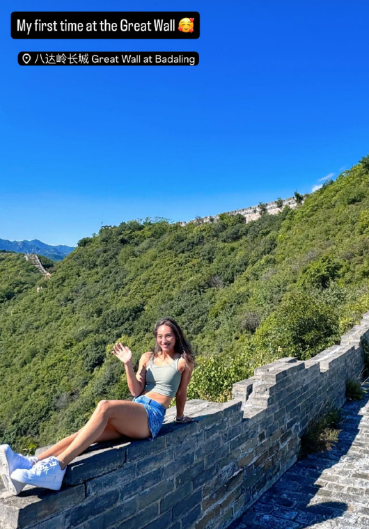 郑钦文游玩八达岭长城，怎么感觉人这么少。图2是八月的八达岭长城...郑钦文游览长