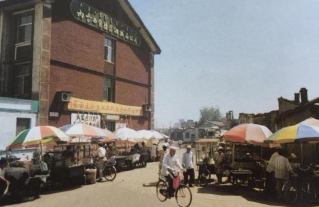 青城印记
这是呼和浩特市回民区后新城道西口的一张照片，拍摄于20世纪八十年代。该