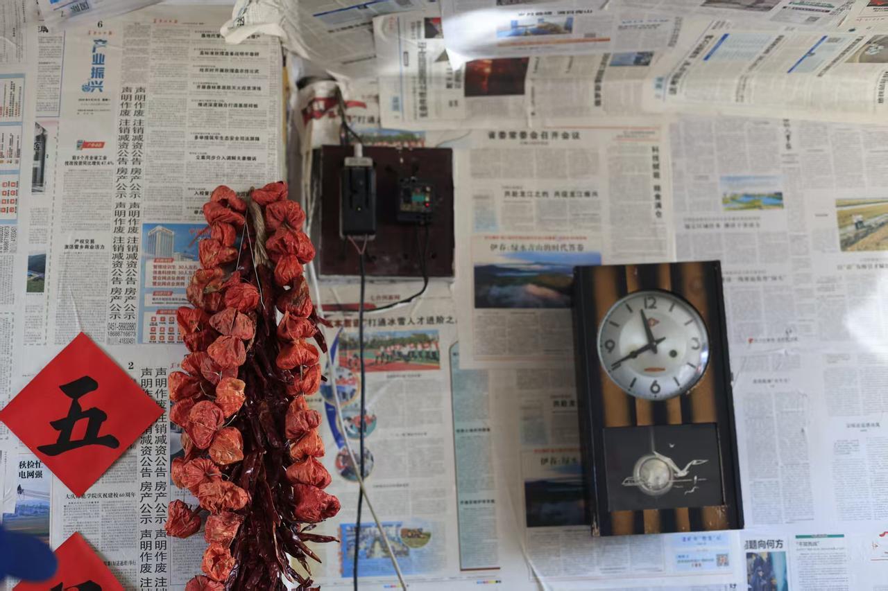 掀开那厚重的棉门帘，一脚踏进来，就像掉进了时间的缝儿里。眼前就是一铺占了半间屋子