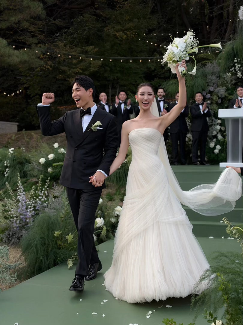 美籍韩裔音乐人金恩在 Ejae与前制作人 Samuel Kim 在首尔举行婚礼。