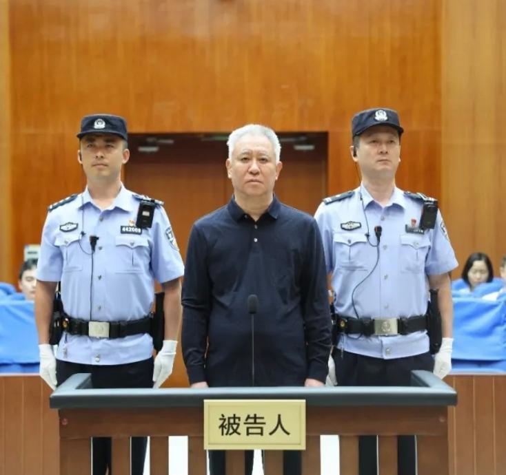 今天上午，广东省深圳市中级人民法院宣判，许家印被判无期徒刑，剥夺政治权利终身，个