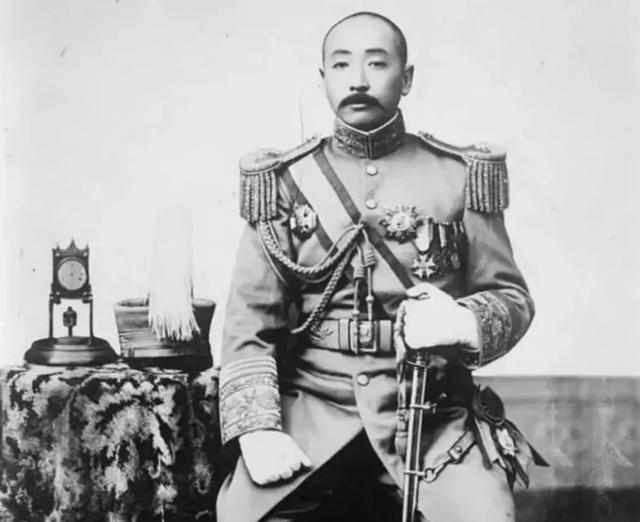 1925年，溥仪深夜来到东北王张作霖家中。一进门，张作霖立马跪下磕了一个响头，恭