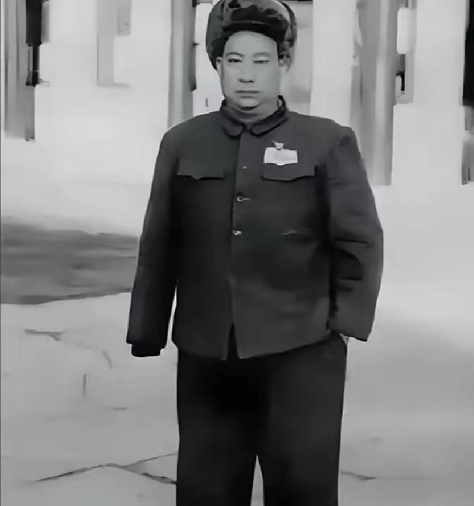1938年，贺炳炎去收编一支民众自卫队，对方首领原是东北军出身，仗着手上有700