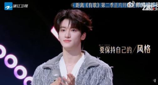 张信哲满眼都是对邓佳鑫的欣赏 今天的惊喜是张信哲老师给邓佳鑫的超高评价！哲哥说佳