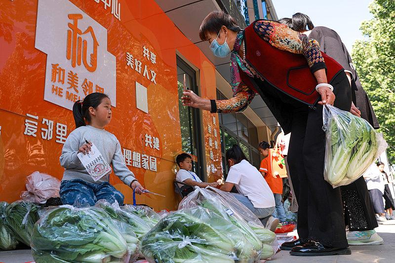 2026年8月27日山东临沂这事儿太暖了。一个服装店店主本对门口“占位摆摊”的7