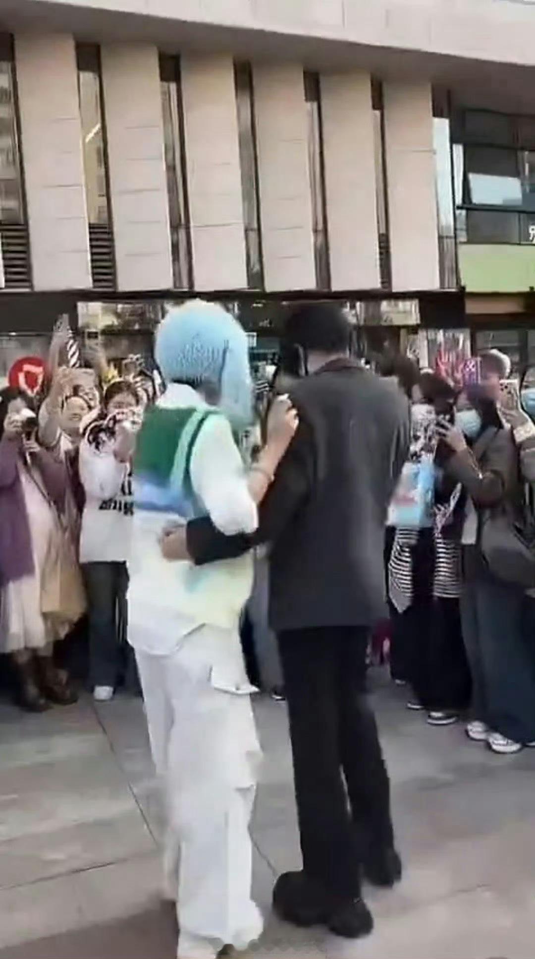 6.0cp粉在华策大楼下cos梓渝、田栩宁被带走了，X.0的cp粉都好癫啊