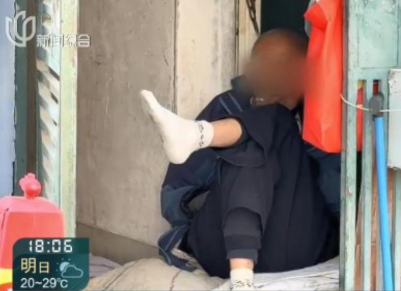 “坏人变老了！”5月13日，上海一86岁老人在儿子去世后，坚持住在孙女家中，要求