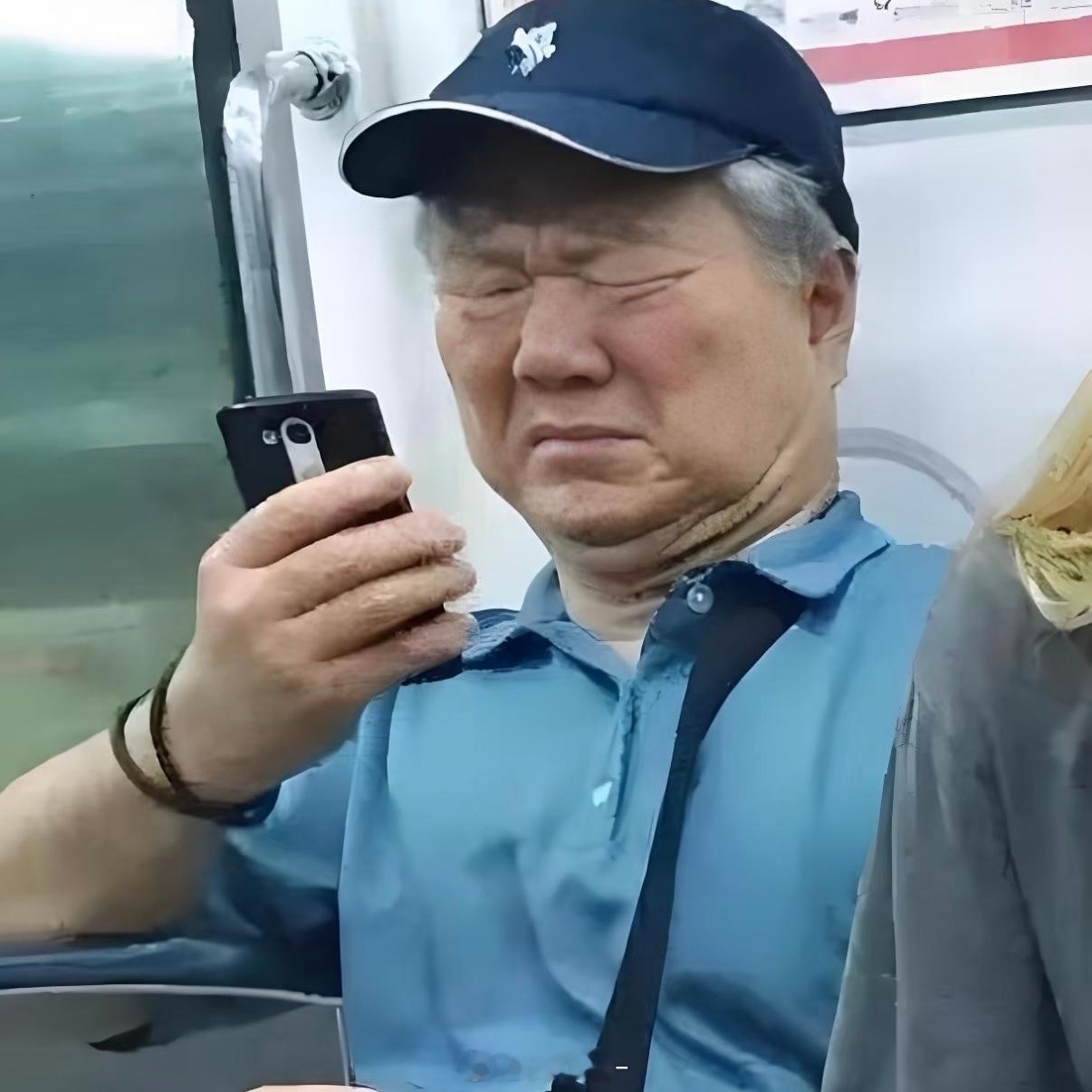 许荔莎 22年因赵晴被拍和许凯分手我配一个老年人地铁看手机表情包许荔莎和赵晴是谁