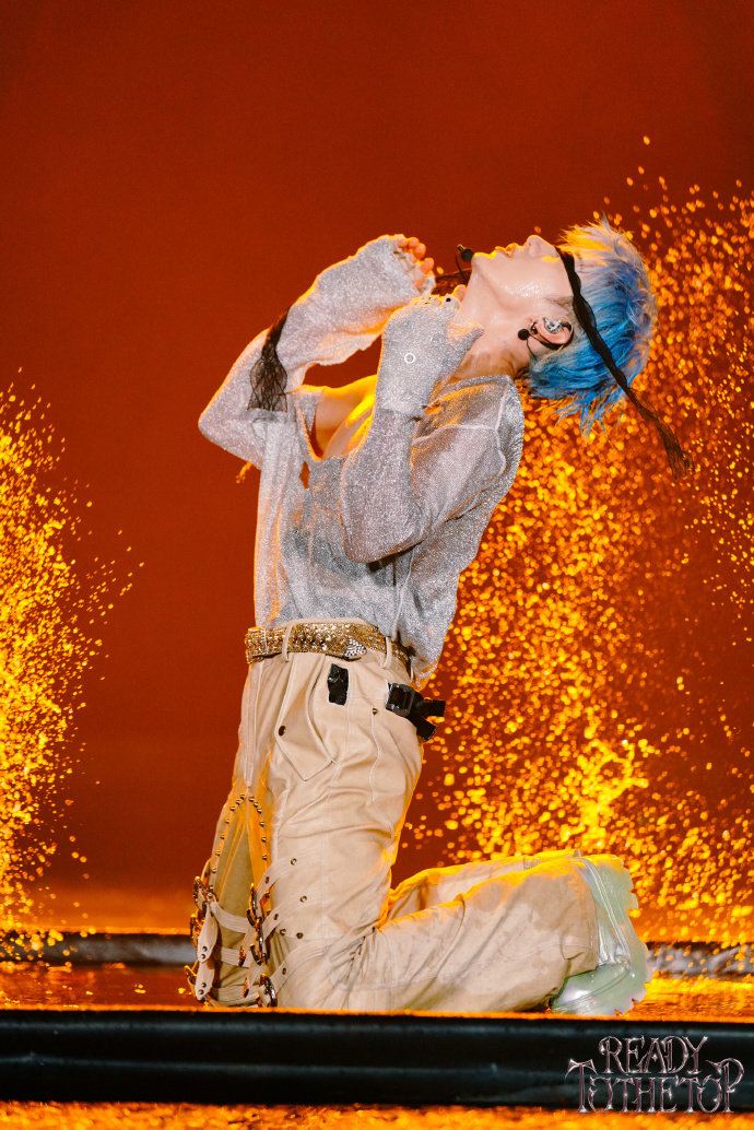 鹭卓新歌如果最后只剩我太原现场跟着唱到哽咽！太有画面感，鹭卓太有才了吧！ ​​​