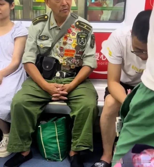 从照片上看，这人的穿着确实有些让人琢磨不透。先不说真假问题，单看他的穿着就有些混