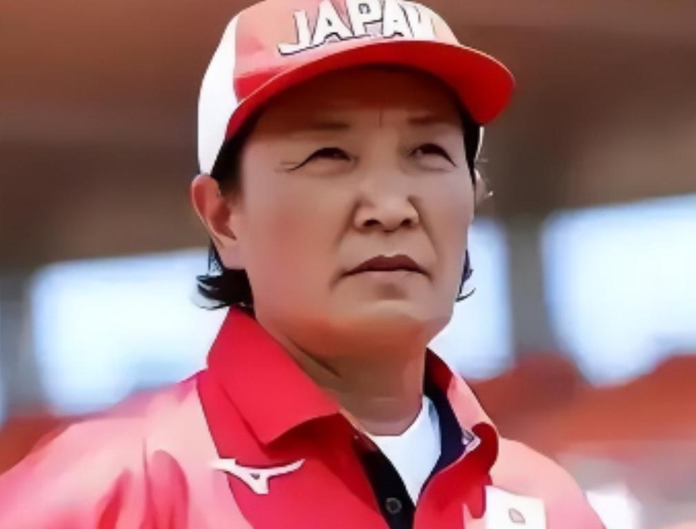 她被称为“亚洲重炮”，却放弃中国国籍加入日本。她以日本选手身份亮相，手举太阳旗走
