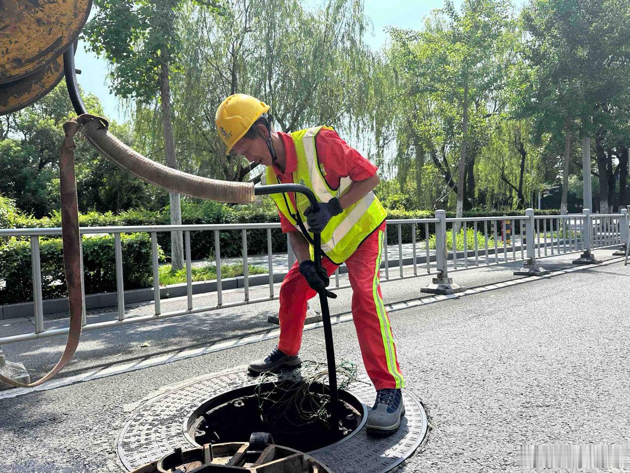 烈日下宁波水务工人守护城市地下排水管网 连日高温，宁波江北水务疏通工人陈涛、蒋业