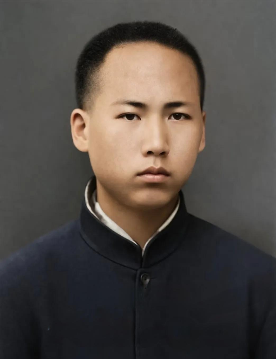 看看毛主席少年时的照片，再看看他的母亲文七妹的照片，不能说是一模一样，但母子俩确