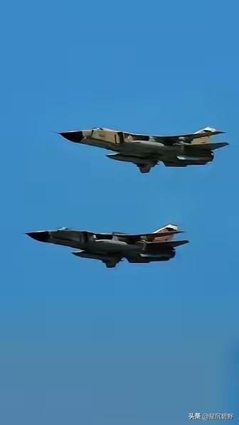 这哪是打仗啊，这是拿命换威慑力，伊朗空军2架苏24战斗轰炸机，对卡塔尔美军基地发
