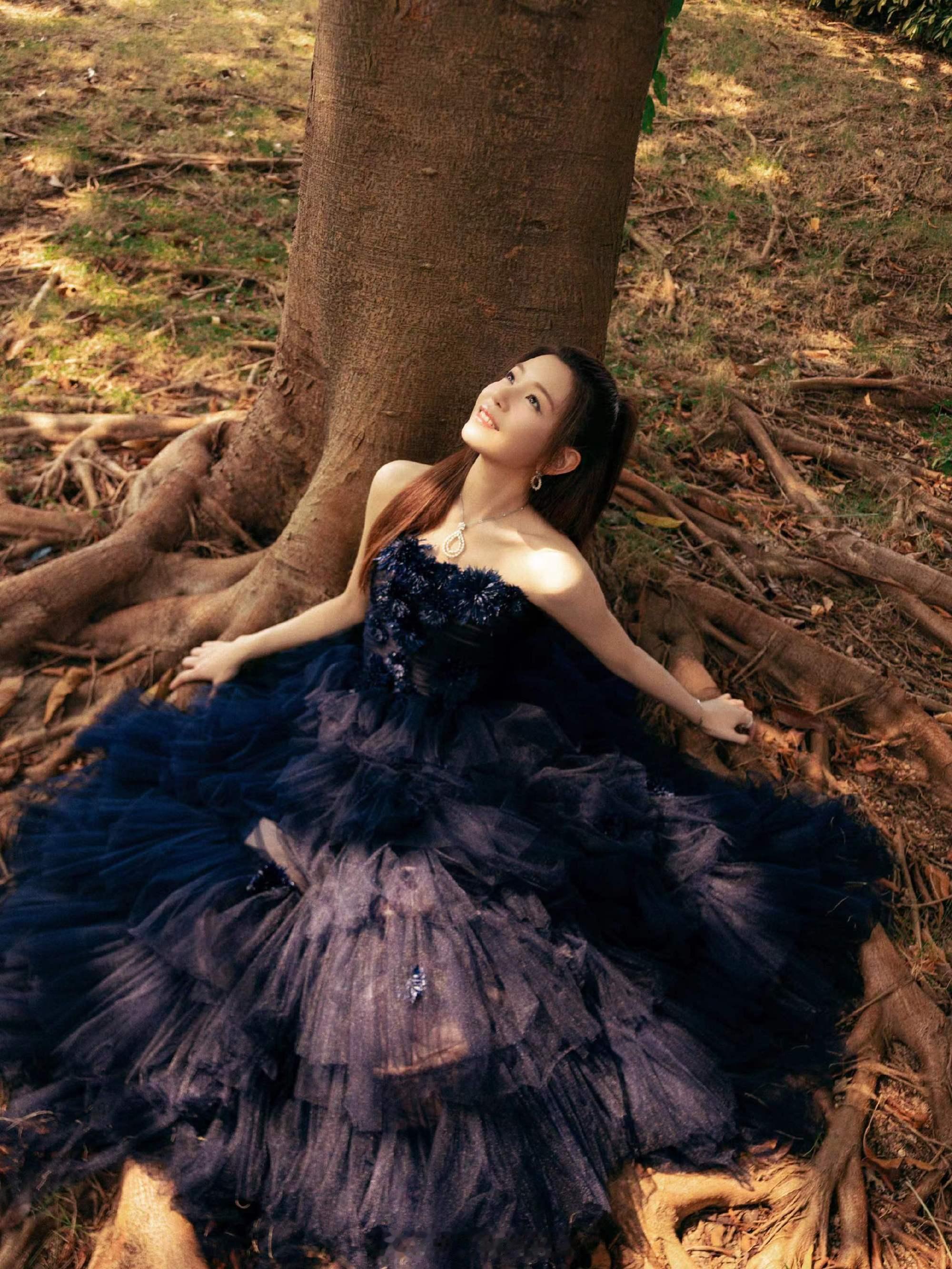 陈妍希长裙倩影好优雅的姐姐 