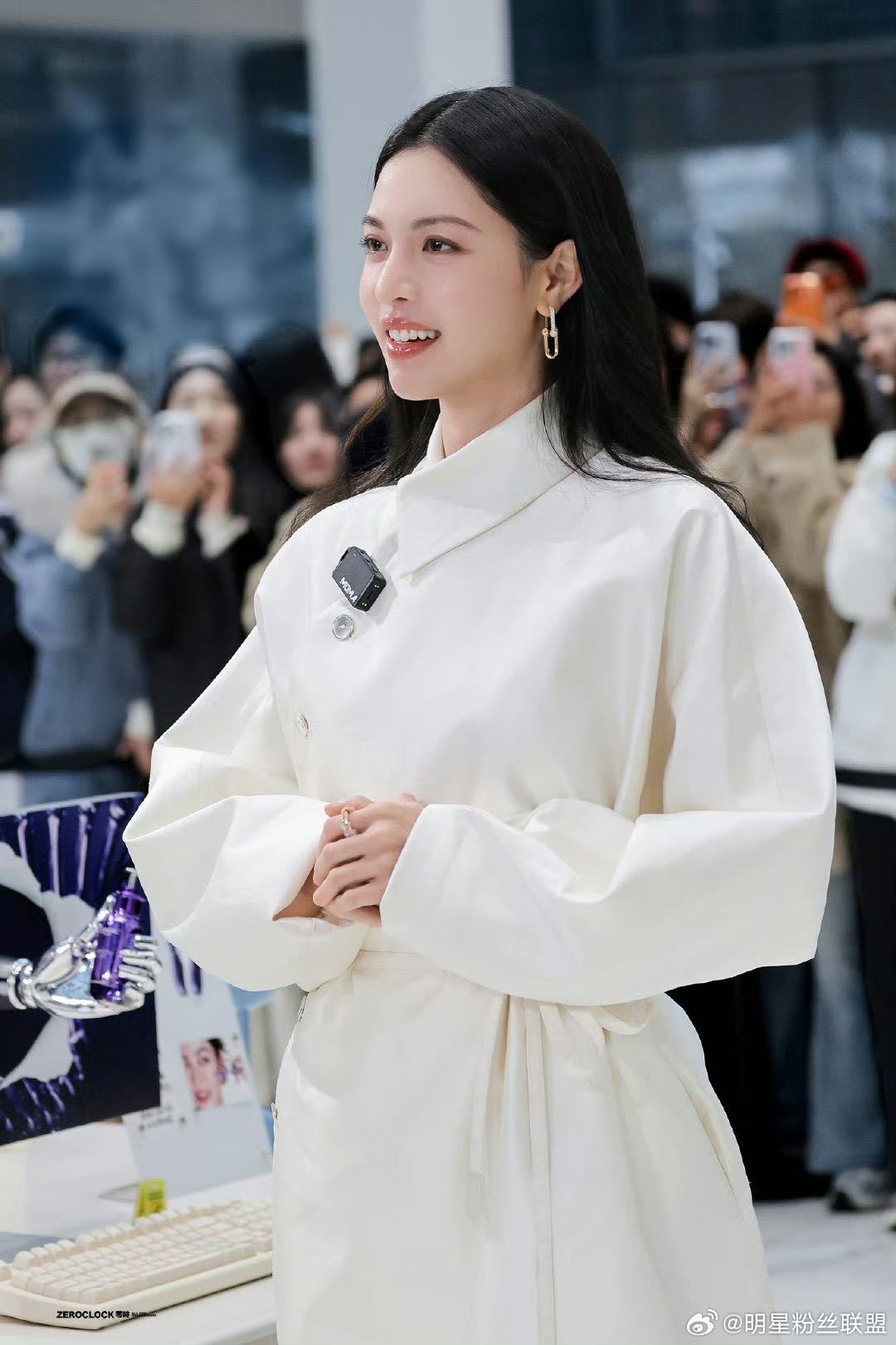 钟楚曦扫楼状态 钟楚曦的扫楼真的赢麻了！状态满分颜值爆表，又港又飒又温柔～ 