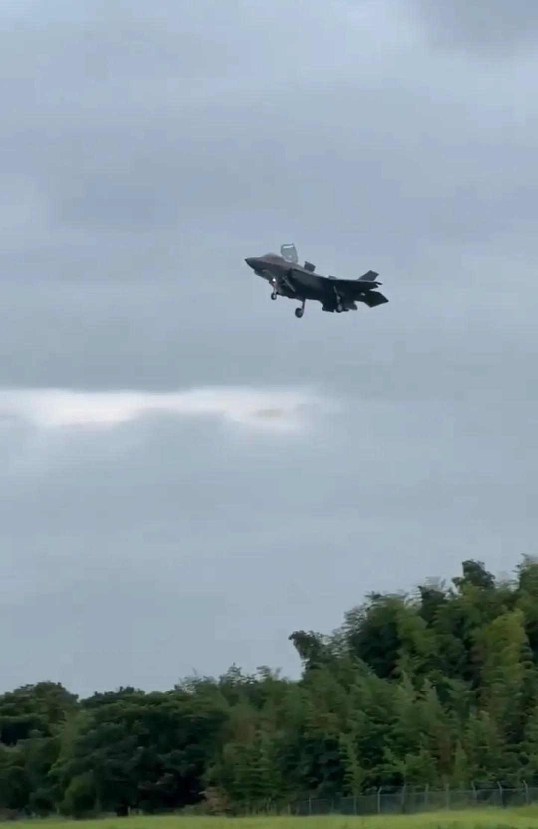 日本航空自卫队今天接收了首批四架美制 F-35B垂直/短距起降型隐身战斗机。日本