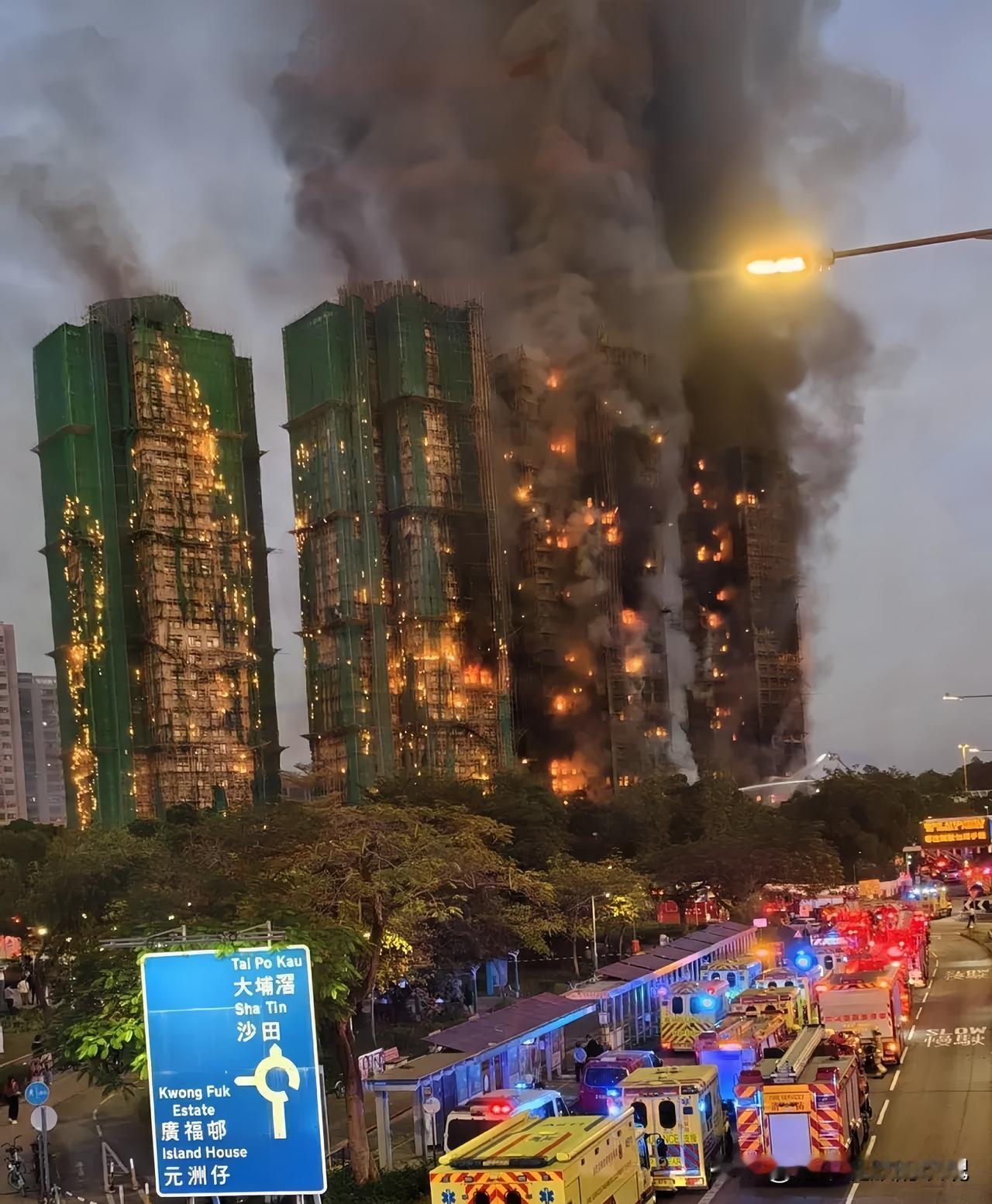 3人涉误杀被捕
44条生命的离世，让这场五级火警成为近60年香港最严重的火灾之一