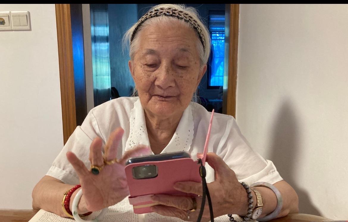 早晨的两通电话

八十岁老妈的来电
八点整准时响起
我笑着接听——
果然是说：“