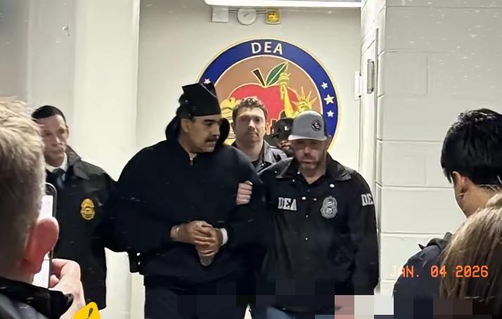 【想起诺列加】这个马杜罗抵达纽约的镜头，让人想起当年的诺列加。马杜罗身穿黑色连帽