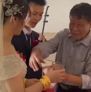 江西一位婚礼主持人在新人喝交杯酒的环节，为了把气氛弄得热烈一些，两只手分别抓住了