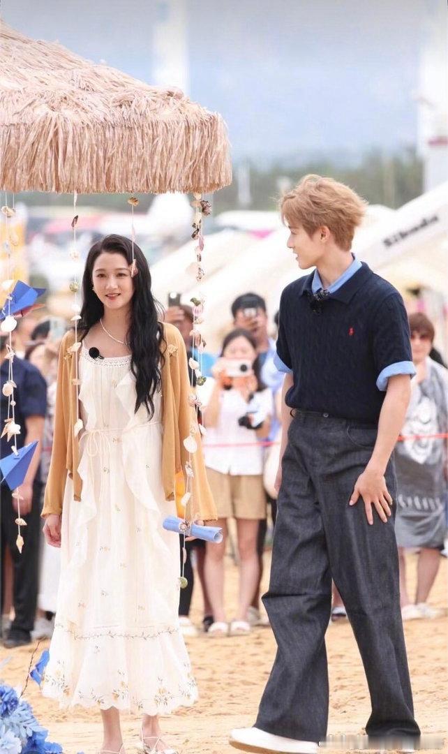 关晓彤李昀锐海边合体路透 堪称夏日海边氛围感天花板的路透新鲜出炉，关晓彤与李昀锐