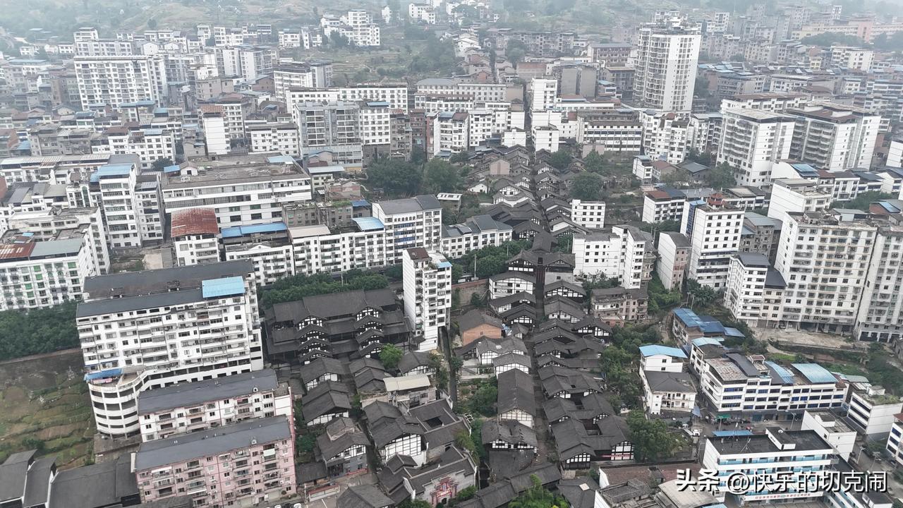 补办身份证挺复杂的，要证明我是我，人在外地证明不了我是我，这两天一直在奔波证明我
